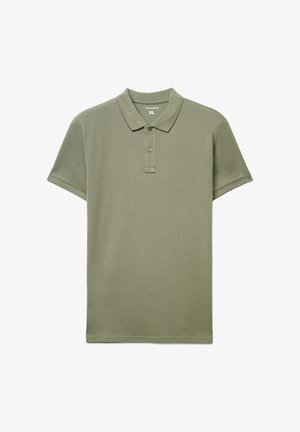 Polo verde oliva a maniche corte, realizzata in misto cotone, con colletto classico, abbottonatura a tre bottoni e orlo dritto.