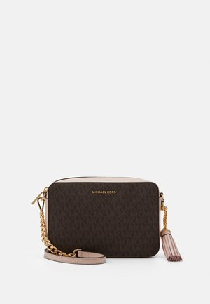 Bruine Michael Kors crossbodytas met gouden kettingriem, beige leren accenten en een beige kwastdetail op een witte achtergrond.