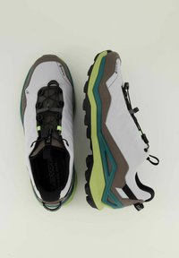 Leichte Outdoorschuhe mit einem weißen Stoffoberteil, braunen Akzenten, einer grünen und türkisfarbenen Gummiaußensohle und einem sicheren Schnürsystem für perfekten Halt.