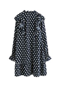 Mørkeblå kjole med hvide polka prikker, der har flæse detaljer på skuldrene og manchetter, samt en svalet nederste kant.