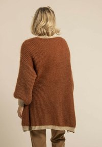 Dona x Lisa LONG OUVERT KODY - Gilet - camel