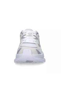 Baskets de sport blanches et grises avec une tige en maille texturée, un col rembourré et des lacets plats. Présente un logo sur le côté et une semelle à motifs.