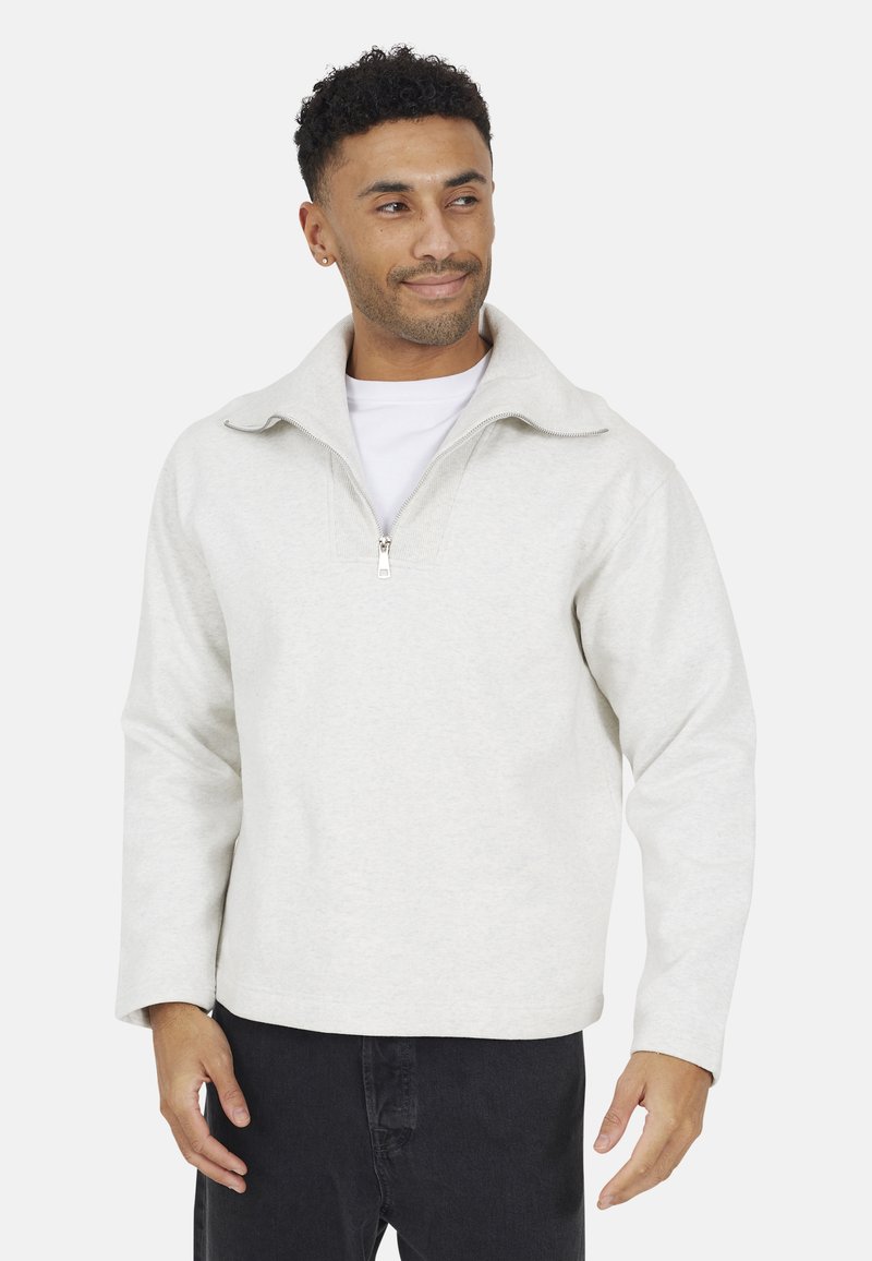 Lichtgrijze sweatshirt met een halve rits kraag, lange mouwen en een zachte textuur. Kenmerkt zich door een strak ontwerp en minimalistische stijl.