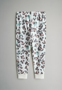 Šviesiai mėlyni leopardų rašto džinsiniai kelnės, su tamsiai pilkais, rožiniais ir turkio spalvos taškeliais, su minkštu diržu ir baltais rankogaliais ties kulkšnimi.