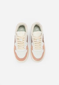 Sneakers met een bovenwerk van wit leer, lichtroze en bruine suède accenten, ronde neus, platte veters en geperforeerde details op de neusbox.