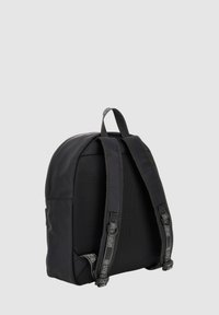 Zaino nero con finitura liscia, schienale in rete, spallacci imbottiti e dettaglio di marca sugli spallacci. Forma arrotondata e design minimalista.