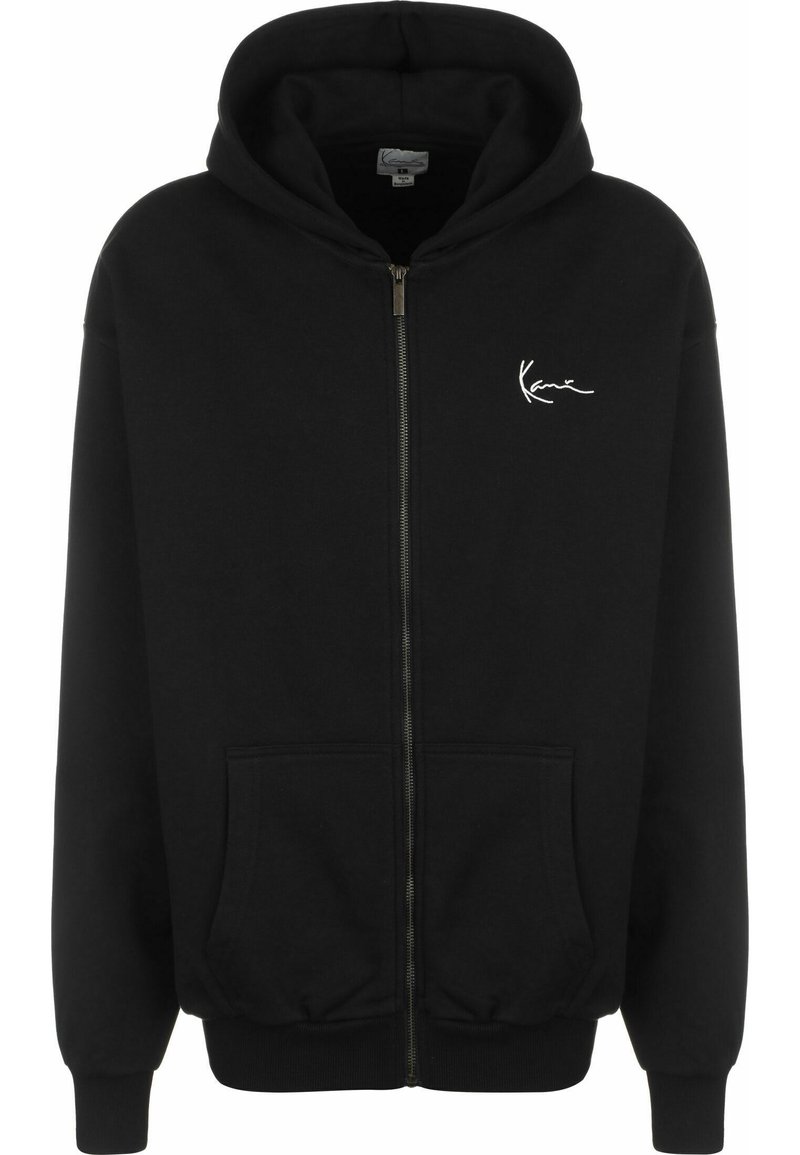 Zwarte zip-up hoodie gemaakt van een zacht materiaal, met een voorzak, ribgebreide mouwen en een klein wit logo op de linkerborst.