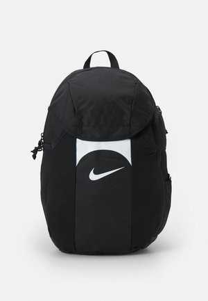 Czarny plecak z zamknięciem typu roll-top, z białym logo Nike na centralnej części, teksturowanym materiałem i bocznymi kieszeniami do przechowywania.