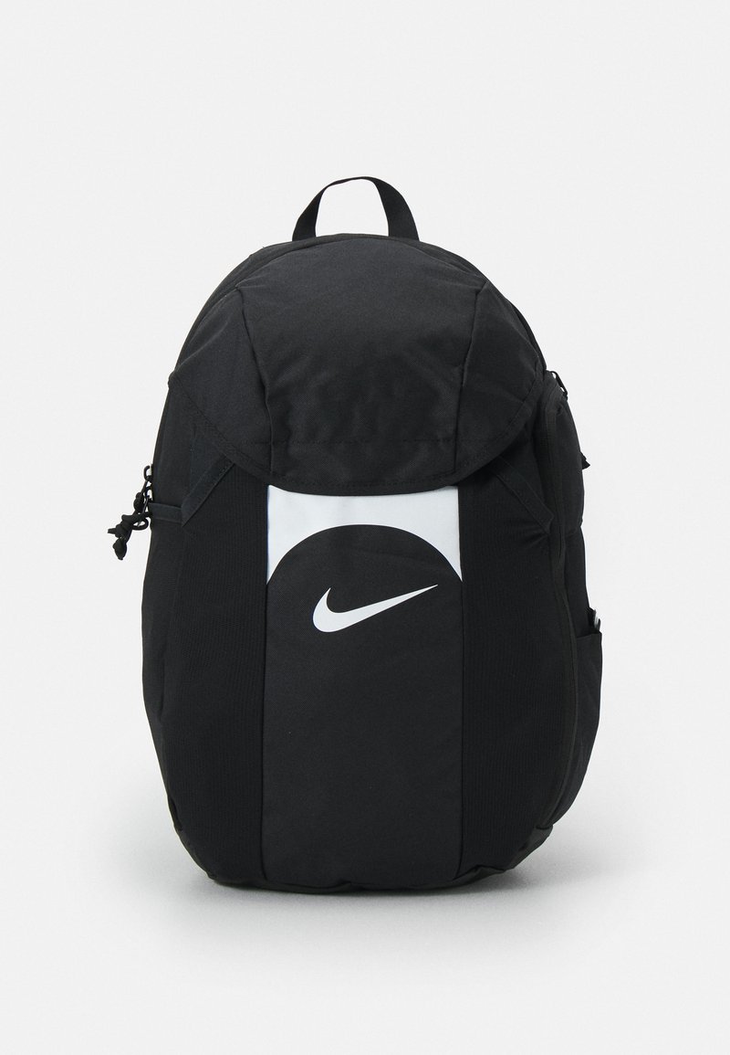 Mochila preta com fecho superior tipo roll-top, apresentando um logo branco da Nike num painel central, tecido texturizado e bolsos laterais para armazenamento.