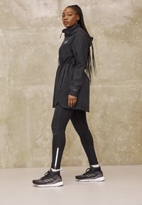 adidas Performance FREE HIKER - Sapatos de caminhada - carbon/grey/glow blue