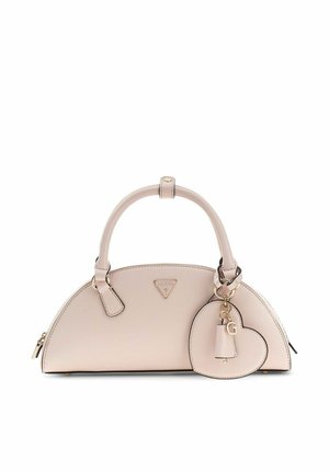 Sac à main beige semi-circulaire avec double poignées, fermeture éclair dorée, logo Guess et breloque porte-clés en forme de cœur avec un pendentif "G" doré.
