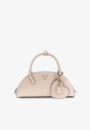 Sac à main beige semi-circulaire avec double poignées, fermeture éclair dorée, logo Guess et breloque porte-clés en forme de cœur avec un pendentif "G" doré.