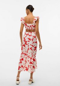 Vero Moda VMDICTHE - Robe de jour - fiery red