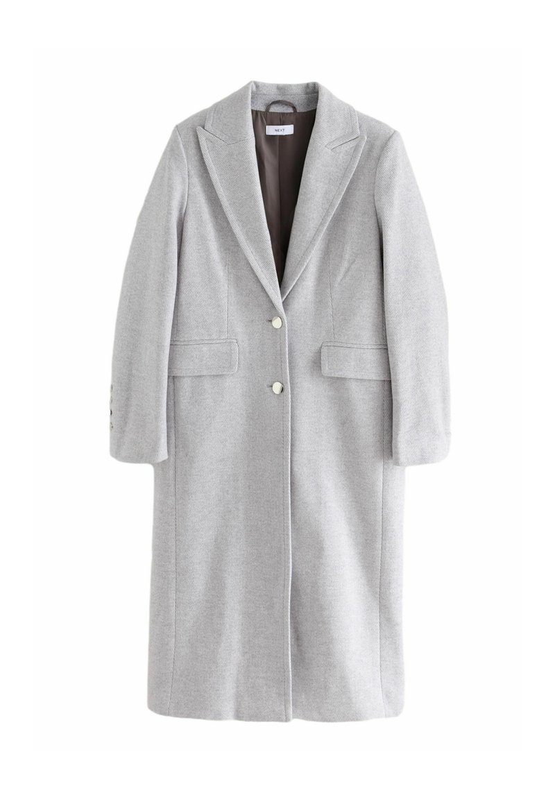 Manteau long en laine gris clair avec col à revers, deux poches avant à rabat, deux boutons argentés et une doublure intérieure foncée.