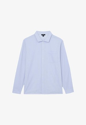 Jasnoniebieska koszula na długi rękaw z cienkimi białymi pionowymi paskami i pojedynczą kieszenią na piersi, rozłożona płasko na białym tle.