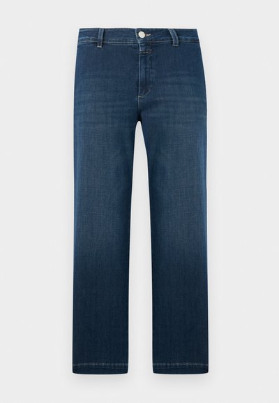 Jean denim bleu foncé à jambes droites avec fermeture avant par bouton et zip, passants pour ceinture, et légère décoloration sur les cuisses.