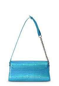 Turkoosi krokotiilikuosis laukku, jossa on ketjuaccentoitu hihna. Suorakulmainen muoto, sileä pinta, jossa on läppä suljenta ja ompeluyksityiskohtia.