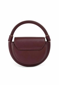 Sac à main rond en cuir bordeaux avec un design structuré, une courte anse et une fermeture à rabat à l'avant. Texture lisse avec des accents minimes.