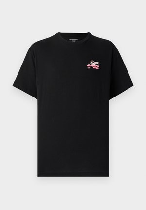 Schwarzes Baumwoll-T-Shirt mit Rundhalsausschnitt und kurzen Ärmeln. Mit einem pinken Grafikdesign auf der oberen linken Seite. Einfacher und regulärer Schnitt.