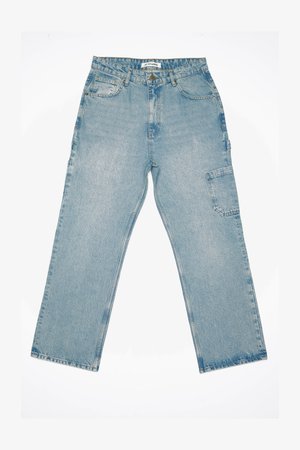 Pantaloni cargo in denim blu chiaro con un design a gamba dritta, tasche frontali e una tasca laterale applicata. Texture vissuta e finitura sbiadita.