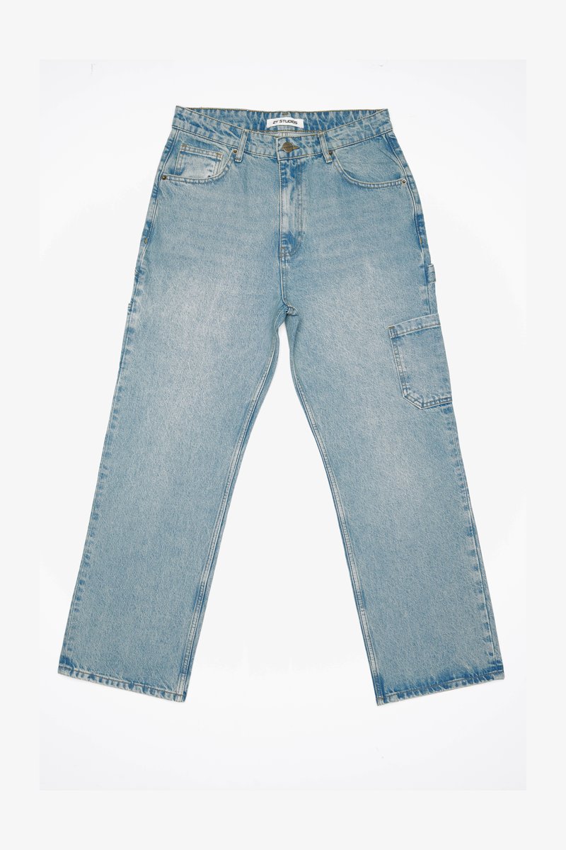 Pantaloni cargo din denim de culoare albastru deschis, cu un design drept, buzunare frontale și un buzunar pe lateral. Textură uzată și un finisaj decolorat.