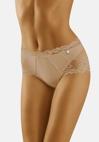 Beige onderbroek met kant, versierd met bloemenaccenten, met een gladde stof, contrasterende texturen en een klein decoratief logo. 