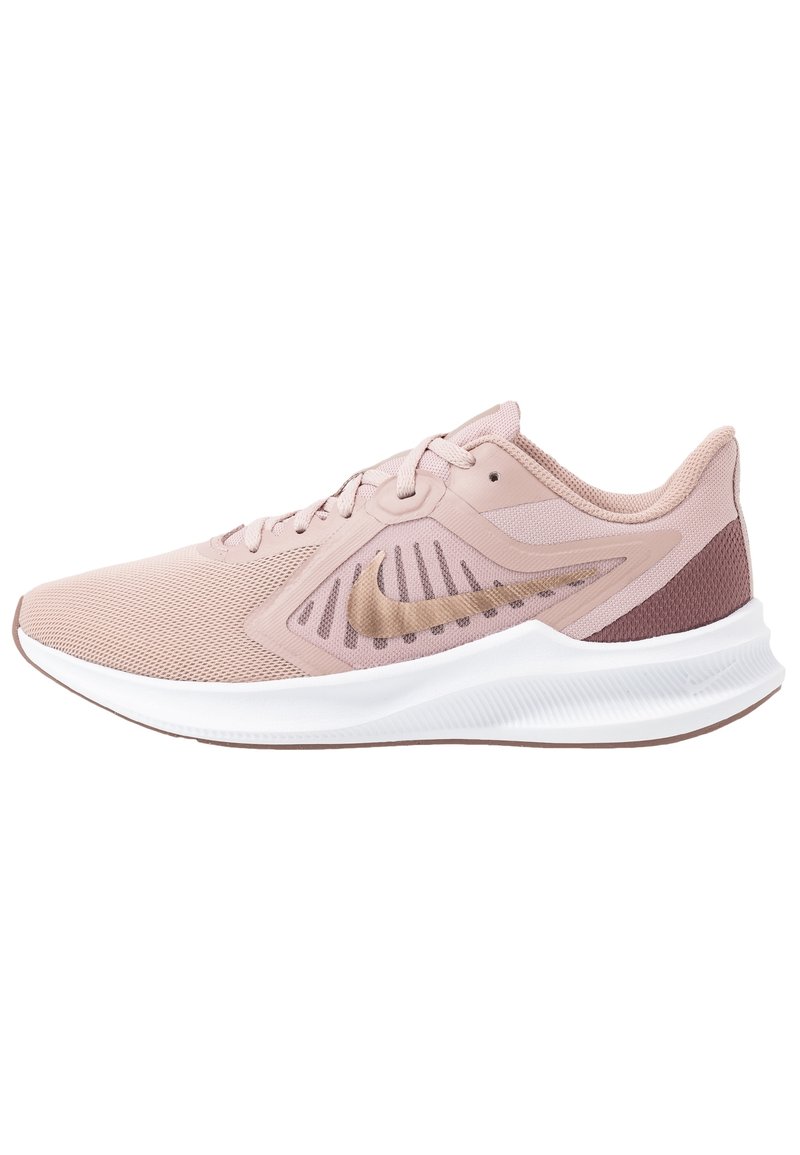 Baskets de sport rose clair avec une tige en maille respirante, des accents dorés et une semelle intermédiaire blanche. Dotées d'une semelle extérieure en caoutchouc texturé pour une meilleure adhérence.