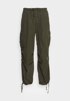 Cargo byxor i olivgrön, med elastisk midja och dragsko, flera fickor och justerbara muddar för en tapered passform.