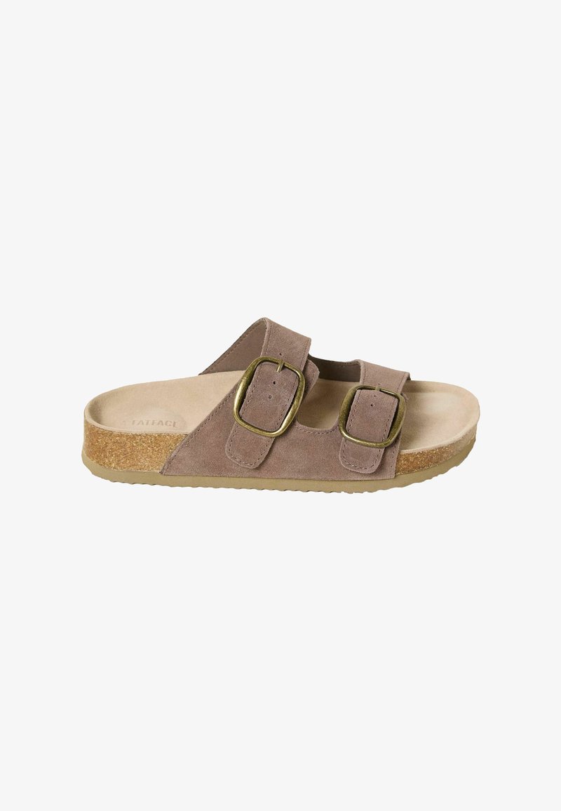 Sandales à enfiler en daim marron avec deux boucles en laiton réglables, une semelle intermédiaire en liège et une semelle extérieure en caoutchouc texturé.