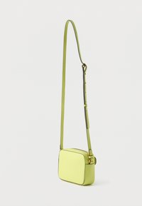Rektangulær skulderveske i klart limegrønt skinn, med teksturert overflate, justerbar stropp og hardware i gulltone.