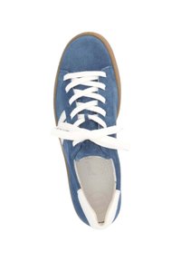 Blå mockaskor med vita snören, gummisula och perforerad innersula. Har en slät tå och kontrasterande vita detaljer.