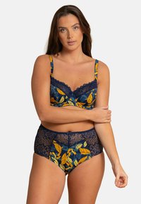 Ensemble de lingerie bleu marine avec un motif floral jaune et teal. Le soutien-gorge est orné de dentelle, et la culotte taille haute possède des accents en dentelle.