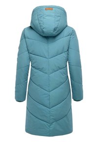 Turkusowa puchowa kurtka z kapturem, z charakterystycznym przeszyciem w kształcie chevronu, długimi rękawami i prostym dołem. Gładki zewnętrzny materiał z delikatnym połyskiem.
