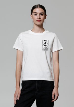 Weißes Baumwoll-T-Shirt mit Rundhalsausschnitt, kurzen Ärmeln und einem schwarzen Grafikdruck auf der Vorderseite, der einen Charakter und den Text "DER NARR" zeigt.