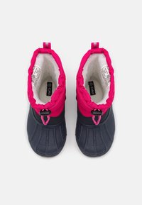 Botas de agua para niños con parte inferior de goma azul marino, parte superior de tela rosa, parte superior elástica y tiradores para facilitar su colocación. Forro interior suave.