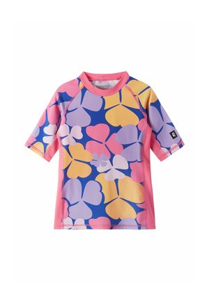 Koszulka rashguard z krótkim rękawem z różowym obszyciem, wielokolorowy duży kwiatowy wzór w kolorach niebieskim, żółtym, lawendowym i różowym oraz mała czarna naszywka z logo na rękawie.