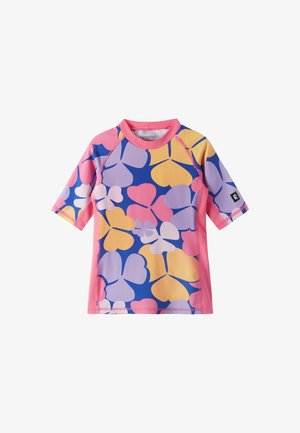 Koszulka rashguard z krótkim rękawem z różowym obszyciem, wielokolorowy duży kwiatowy wzór w kolorach niebieskim, żółtym, lawendowym i różowym oraz mała czarna naszywka z logo na rękawie.
