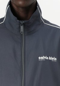 Calvin Klein Jeans Sommerjakke - ebony