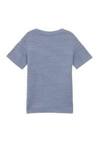 Lichtblauw T-shirt met korte mouwen, gemaakt van zachte, gestructureerde stof met een ronde halslijn en een rechte snit. Geen zichtbare patronen of versieringen.