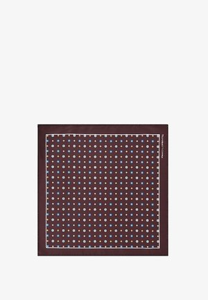 Brązowy szal w wzór z geometrycznym motywem w niebieskie, białe i złote akcenty. Wykończony białą bordiurą. Kwadratowy kształt.