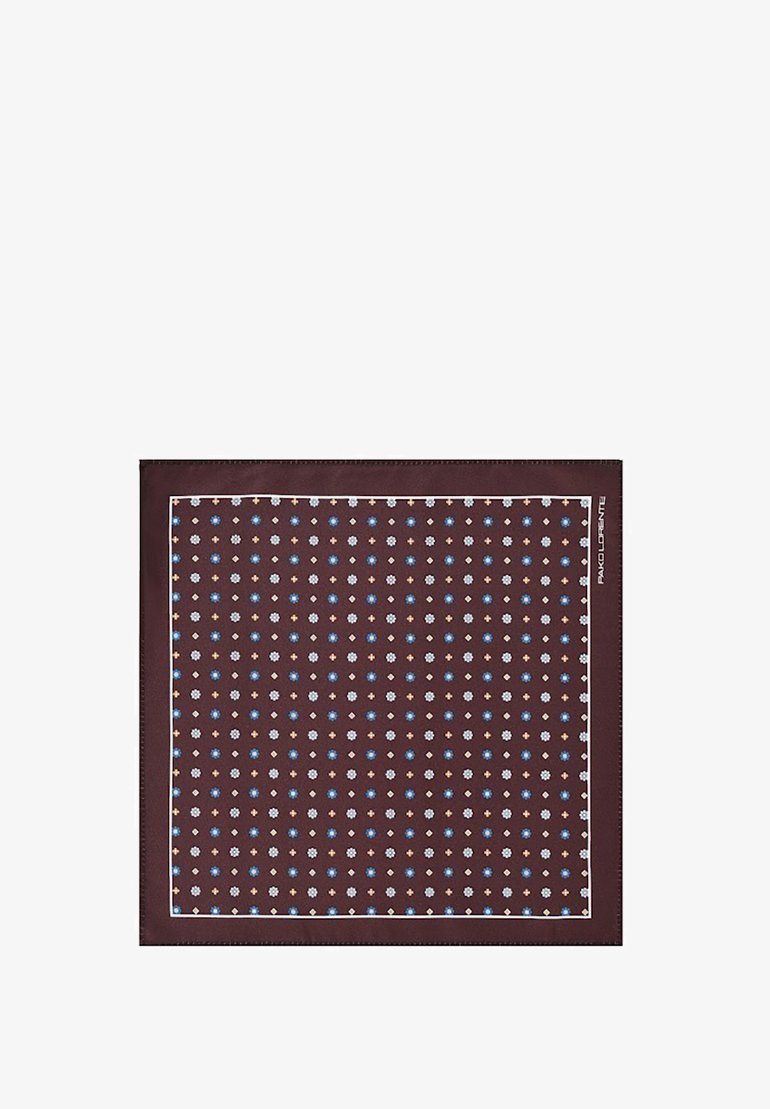 Brązowy szal w wzór z geometrycznym motywem w niebieskie, białe i złote akcenty. Wykończony białą bordiurą. Kwadratowy kształt.