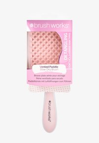 Ventilerad paddelborste med mjukt rosa, strukturerat gummihuvud och plasthandtag. Förpackningen har rosa accenter och tryckta detaljer på flera språk.