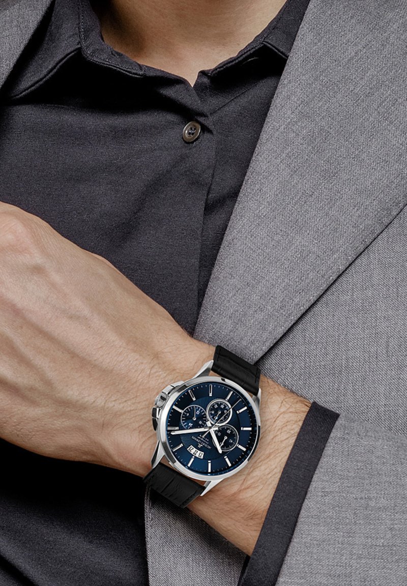 Chronograph Uhr mit blauem Zifferblatt, silbernem Gehäuse und schwarzem Lederarmband. Verfügt über drei Nebenzifferblätter und eine Datumsanzeige um 6 Uhr.