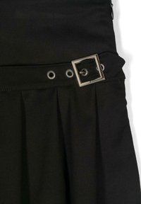 Gonna nera con pieghe, fascia in vita con una fibbia quadrata in metallo argento e dettagli con occhielli, realizzata in un tessuto testurizzato.