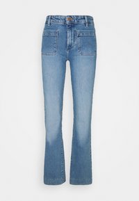 Ljusblå denimflared jeans med hög midja, fem fickor och knappgylf. Slät textur med en lätt blekning vid knäna.