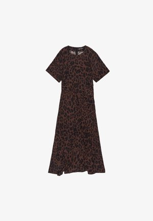 Rjava obleka z leopardskim vzorcem, kratkimi rokavi, okroglim izrezom, nabranimi stranskimi detajli in flowing krojem krila.
