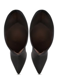 Botas de cuero negras hasta el tobillo con puntera afilada y un diseño de parte superior abierta. Textura suave y forro interior en un color marrón oscuro en contraste.