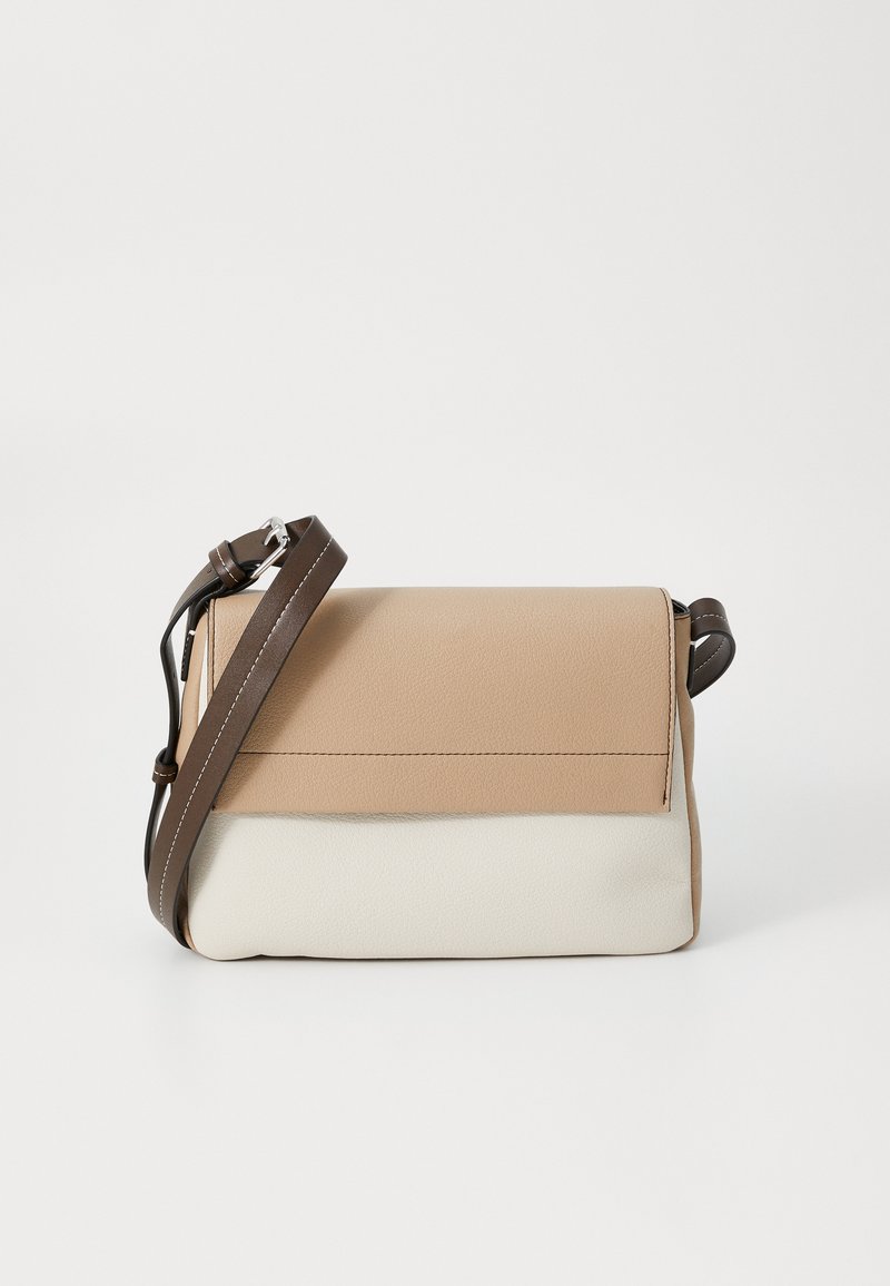 Borsa a tracolla realizzata in pelle sintetica testurizzata beige e crema, dotata di una parte superiore a patta, tracolla regolabile marrone e dettagli cuciti.