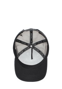 Gorra negra con una parte delantera sólida y trasera de malla. Cuenta con un visor plano y etiquetas internas. El diseño general es minimalista y estructurado.