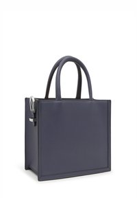 Bolso de mano estructurado en color navy, hecho de cuero texturizado. Presenta doble asa y un detalle de metal en tono plateado para el cierre, con líneas limpias y forma cuadrada.